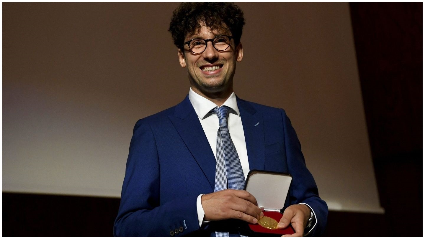 Hugo Duminil-Copin recevant la médaille Fields le 5 juillet 2022.