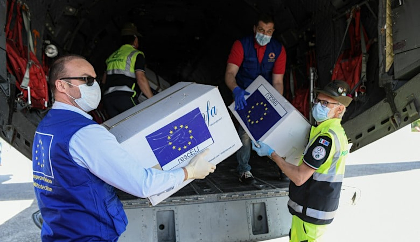 Du personnel du Mécanisme de protection civil de l'Union européenne achemine du matériel par avion-cargo