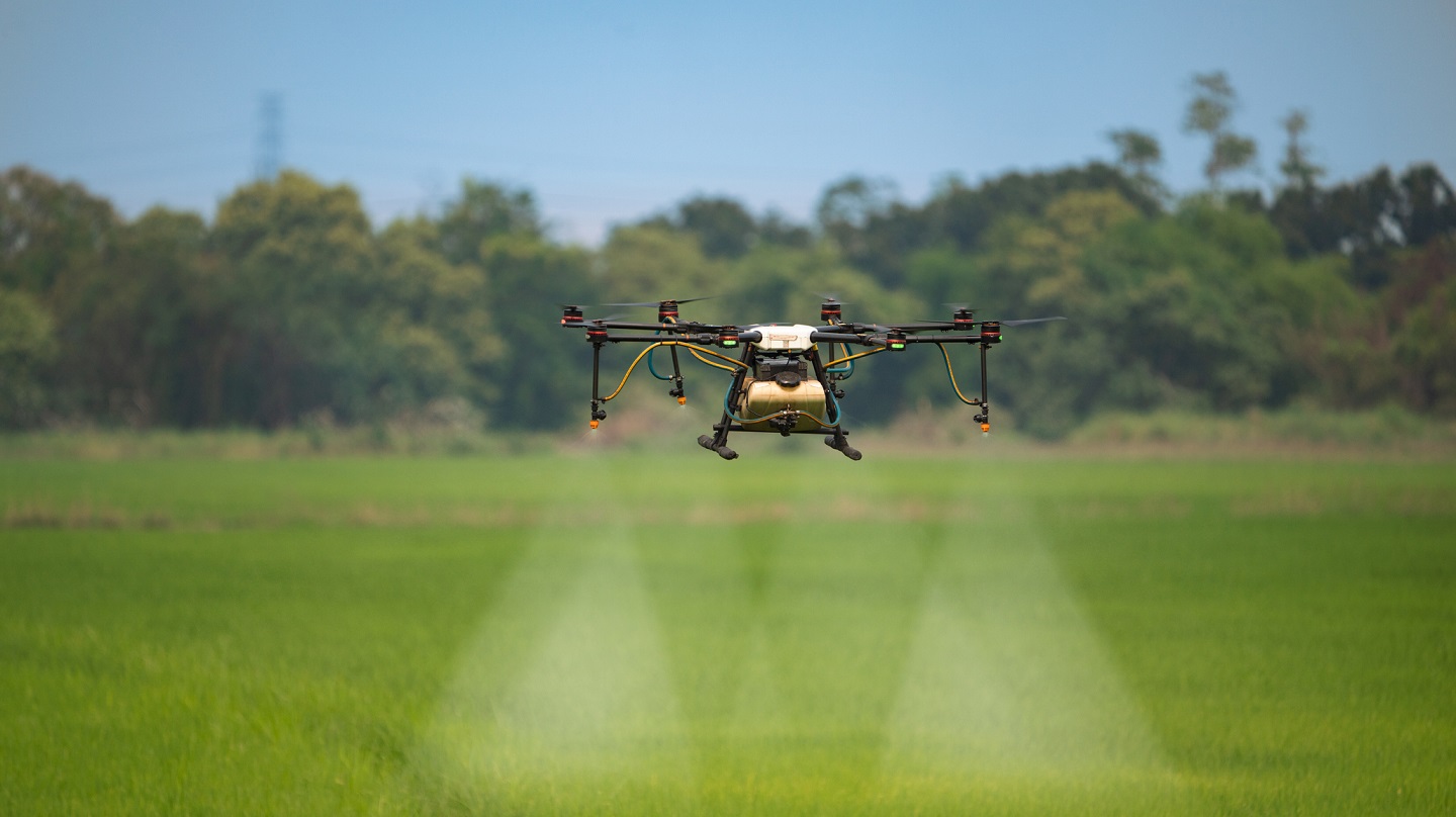Un robot agricole au travail dans un champ