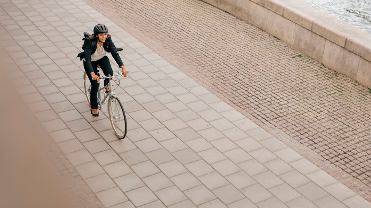 Une femme se rend au travail à vélo.