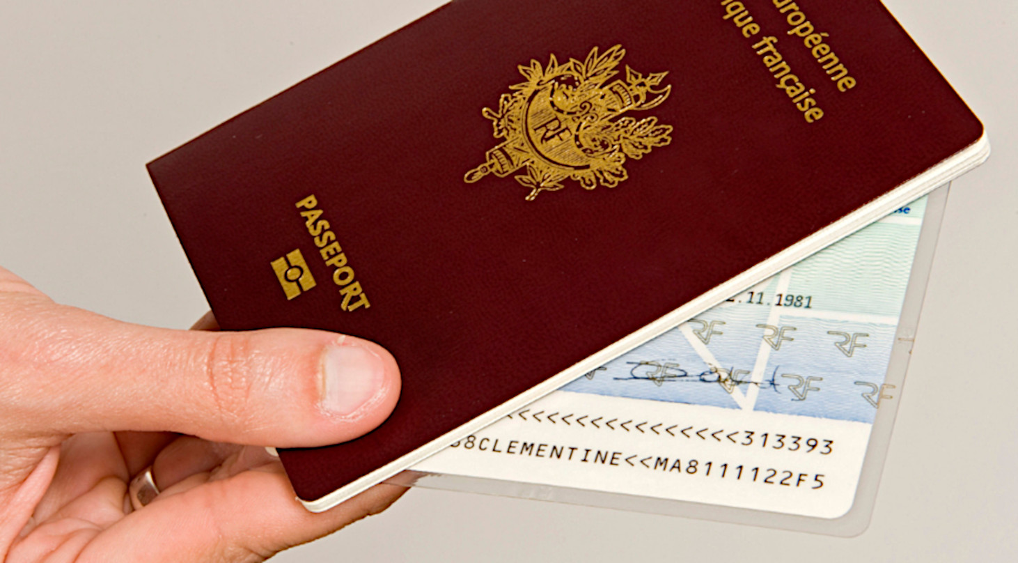 Un passeport et une carte d'identité