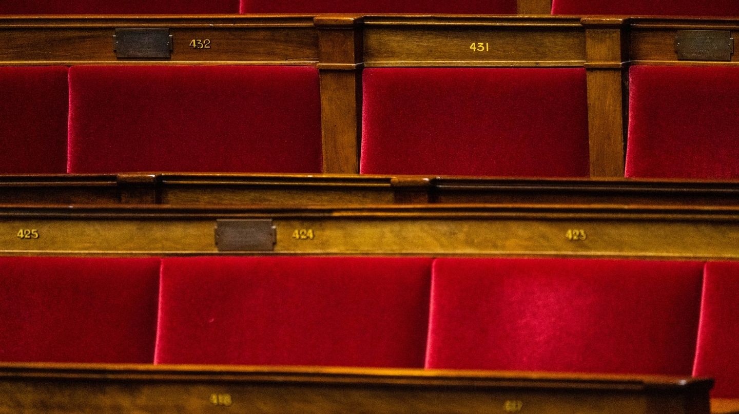 Zoom sur sièges rouges de l'Assemblée nationale.
