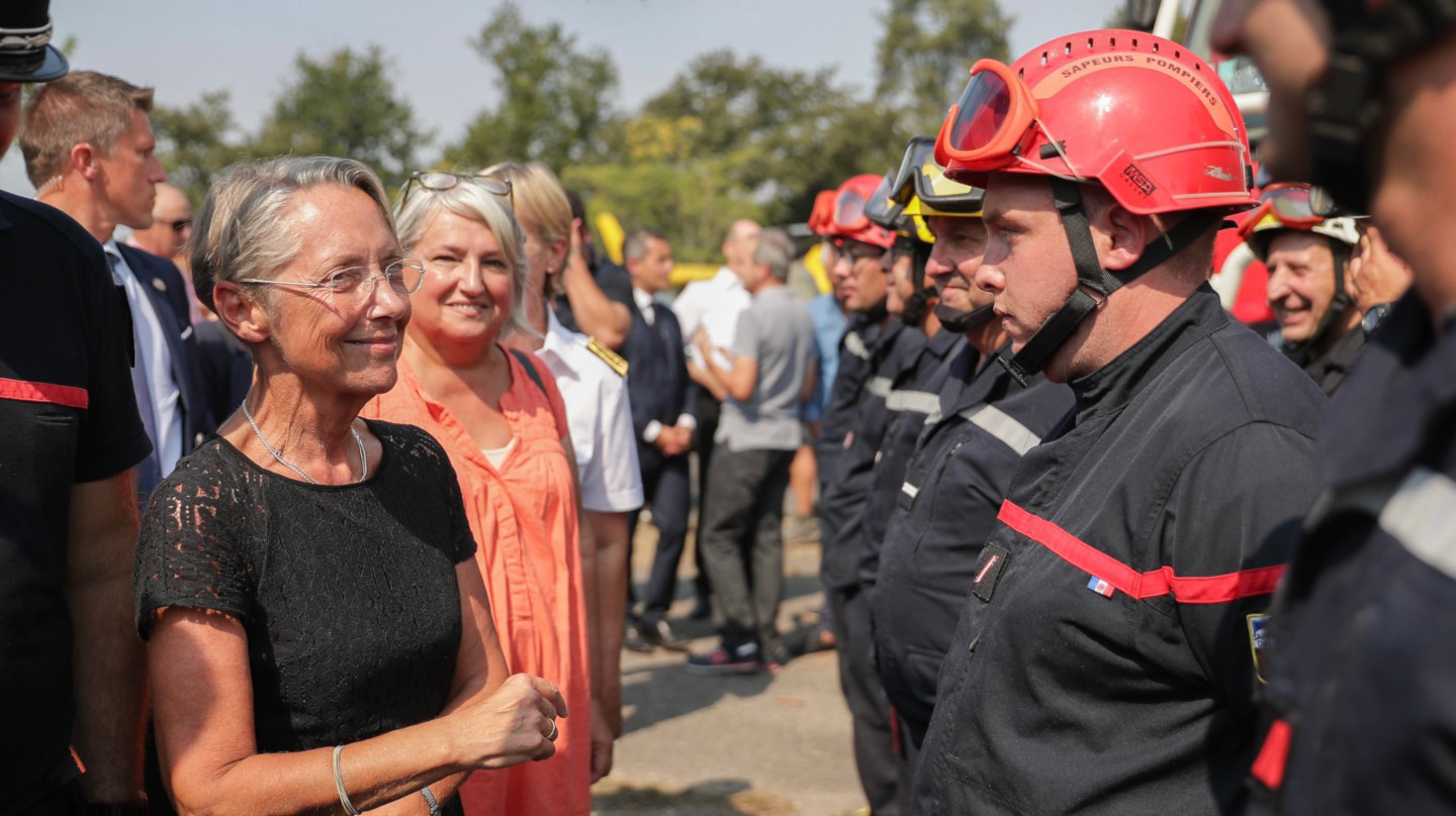 Élisabeth Borne en Gironde devant des soldats du feu