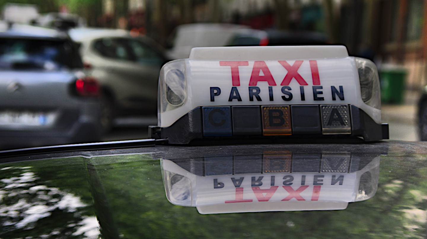 Enseigne lumineuses sur le toit d'un taxi parisien.