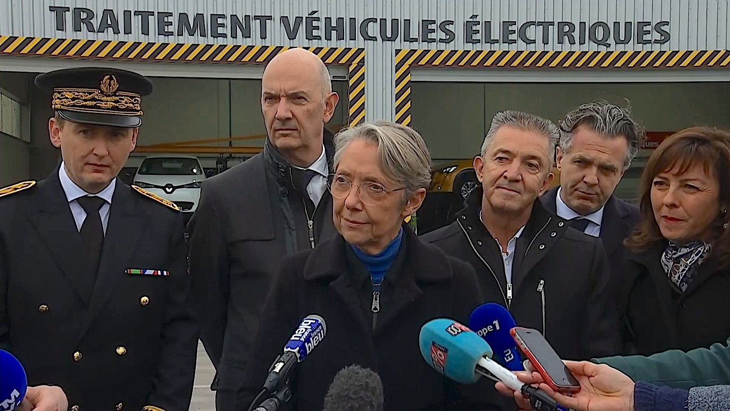 La Première ministre à Gaillac (Tarn) en visite dans une entreprise de recyclage de pièces auotomobiles.