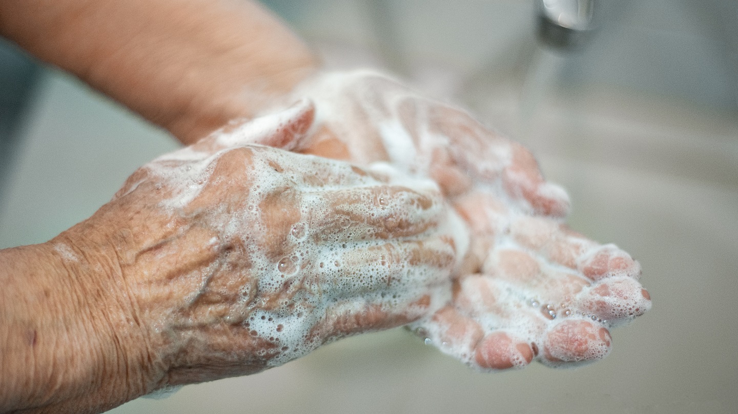 Une personne se lave les mains