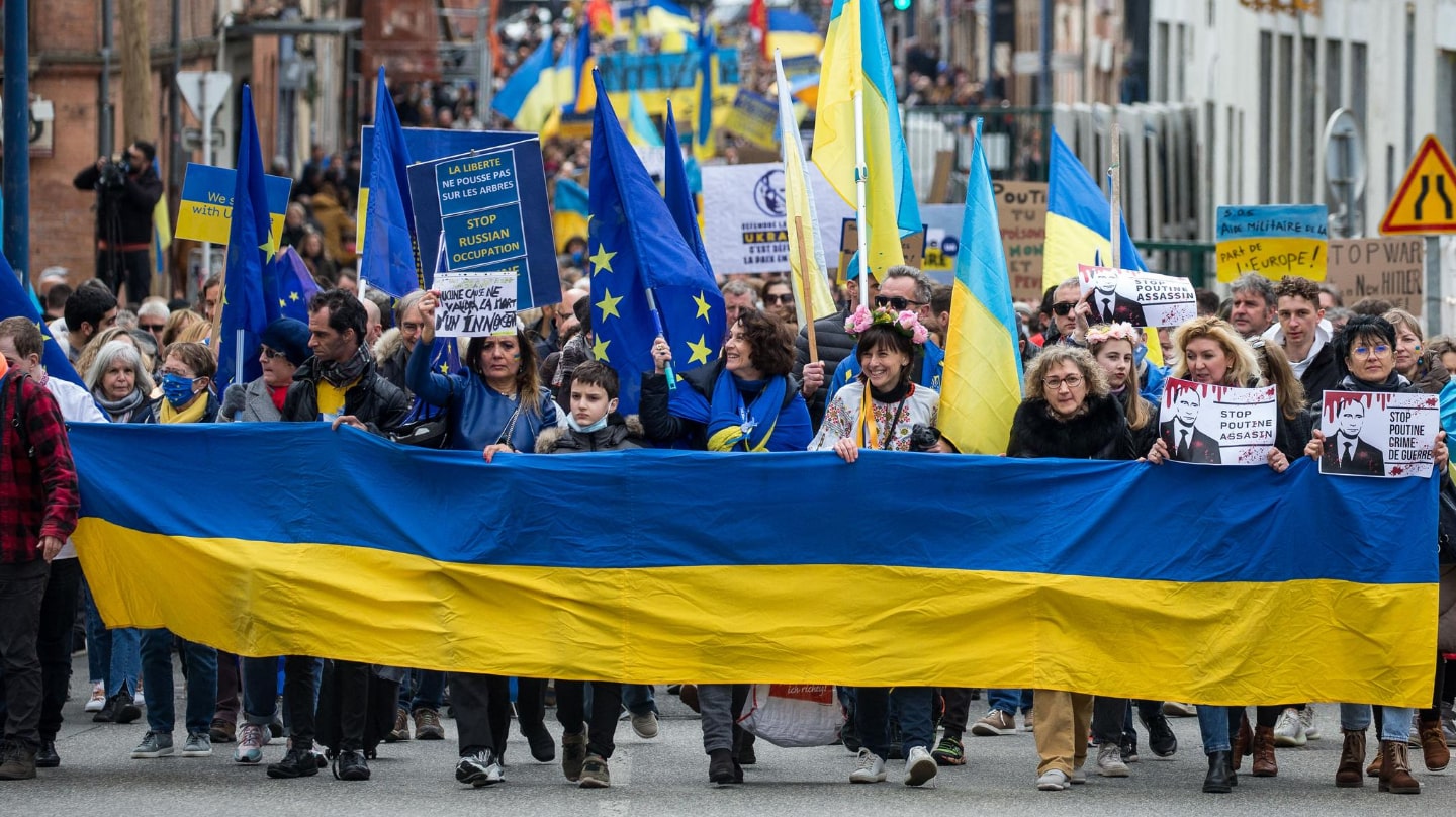 Des Français manifestent en soutien aux Ukrainiens.