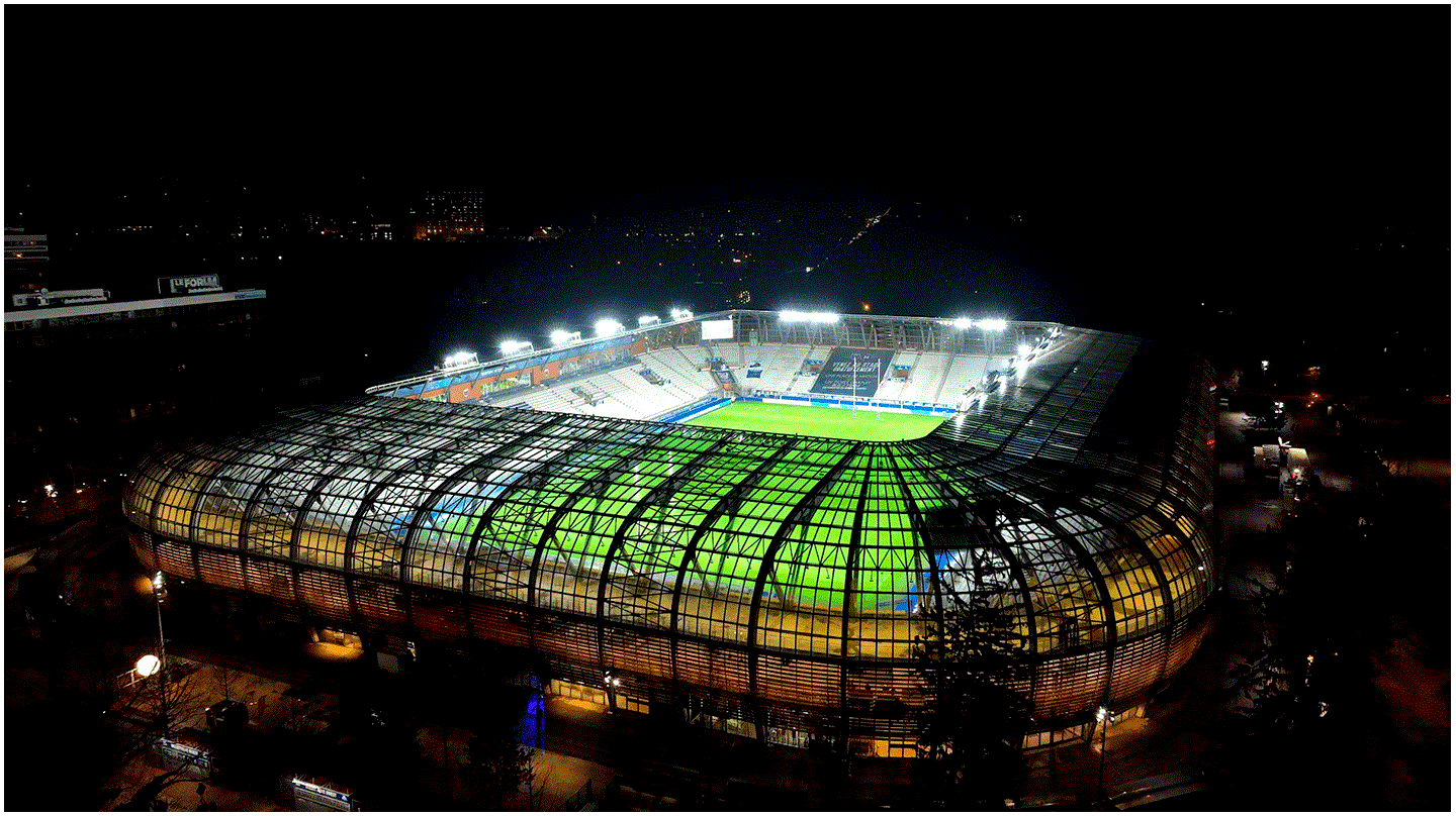 Le Stade des Alpes de Grenoble, de nuit.