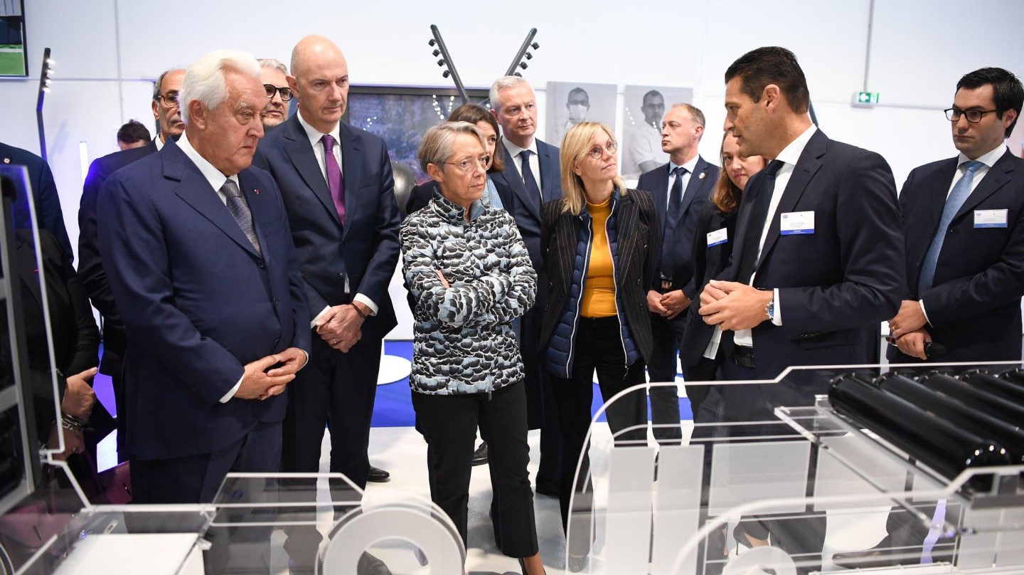 La Première ministre Élisabeth Borne, entourée de ses ministres référents, lors de la visite à Compiègne du entre R&D de Plastic Omnium.