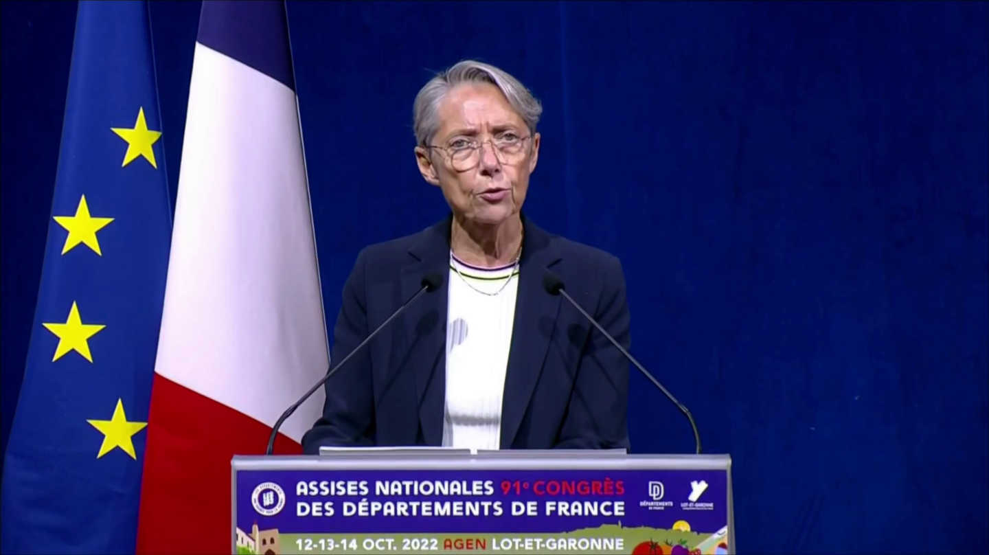 La Première ministre, Élisabeth Borne, lors de son discours à Agen en ouverture du 91e congrès des Assises nationales des départements de France