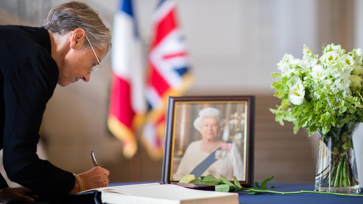 La Première ministre signe le registre de condoléances à l'ambassade du Royaume-Uni en France.