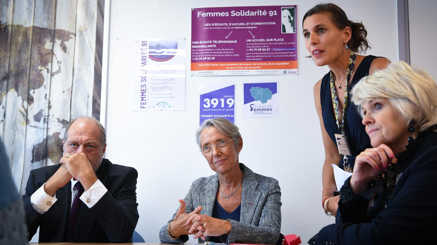 La Première ministre Élisabeth Borne lors de son déplacement dans les locaux de Femmes Solidarité 91 à l'occasion des trois ans du Grenelles des violences faites aux femmes (02/09/2022).