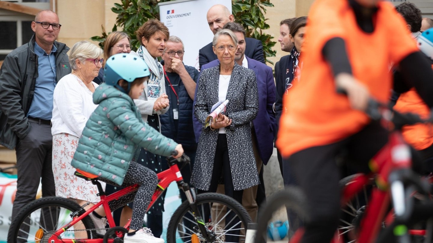 La Première ministre Élisabeth Borne dans la cour de l'Hôtel de Matignon pour le quatrième anniversaire du « Plan Vélo ».