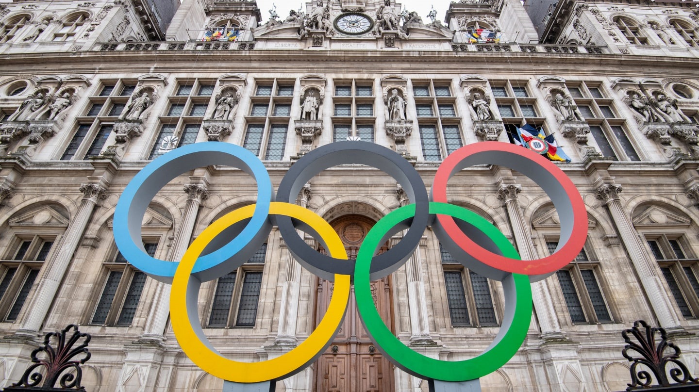 Les anneaux olympiques devant l'Hôtel de ville de Paris