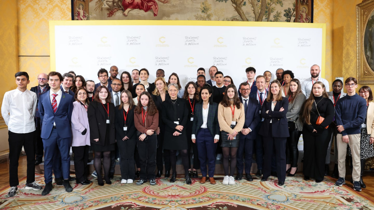 La Première ministre pose avec les participants aux 3e Rencontres Jeunesse de Matignon, le 3 mars 2023.