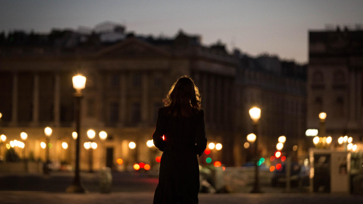 une femme de dos dans les rues de Paris