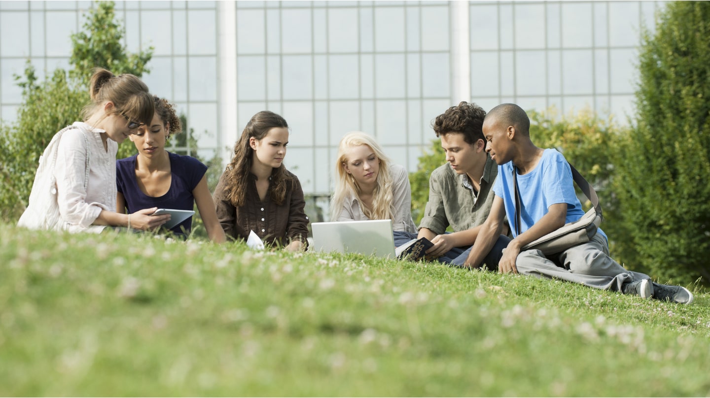 Un groupe d'étudiants sur un campus