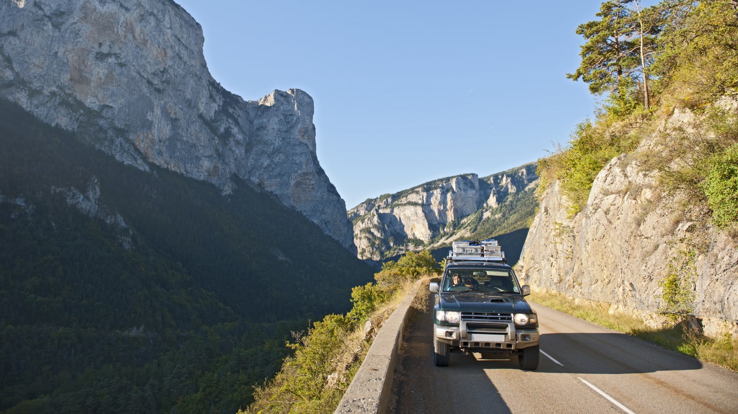 Un SUV roulant à travers les Alpes françaises.
