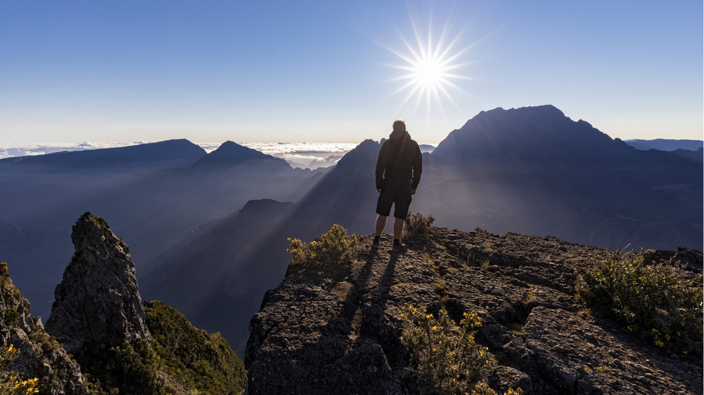 Un randonneur avec une vue sur les montagnes
