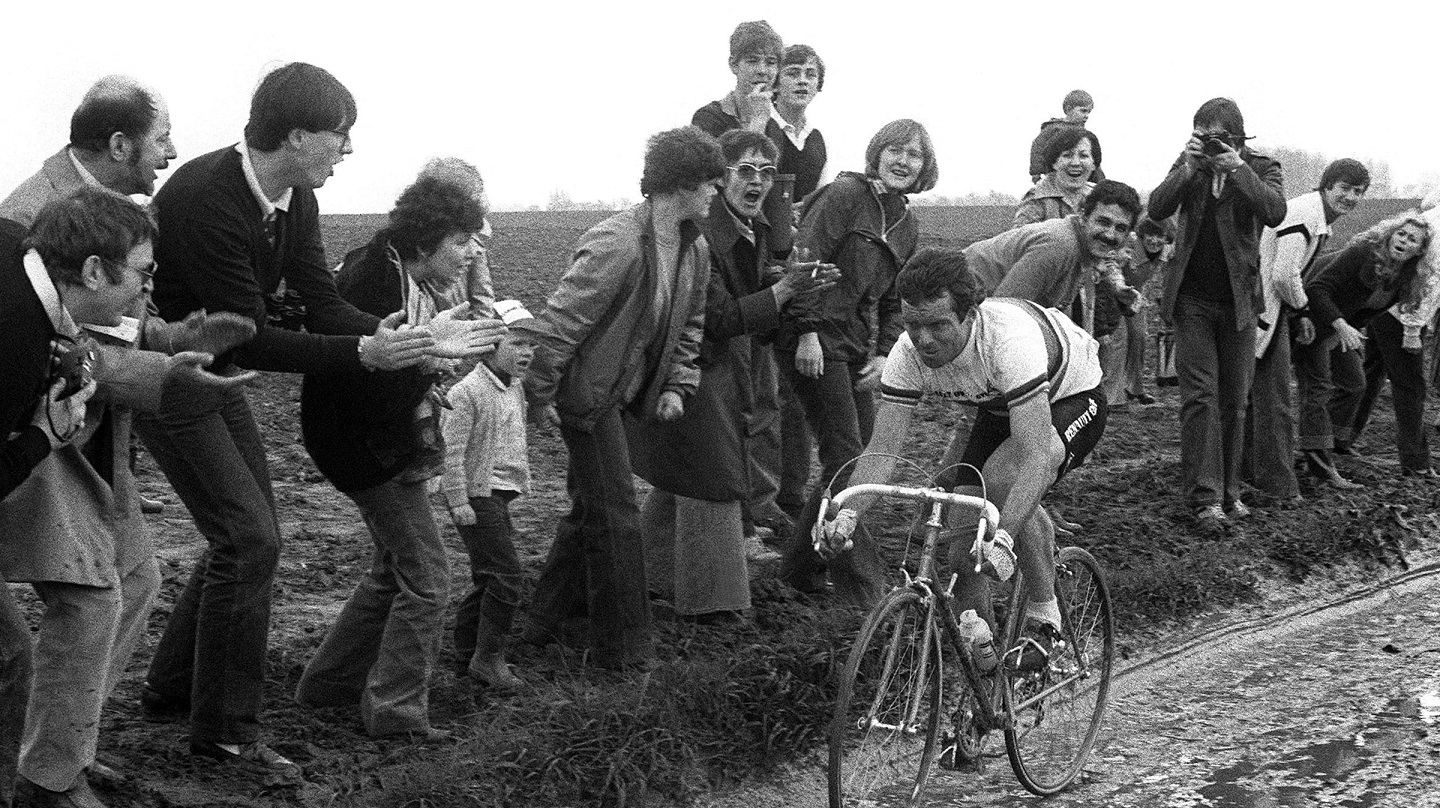 Le public soutient Bernard Hinault pendant la course de Paris-Roubaix en 1981.