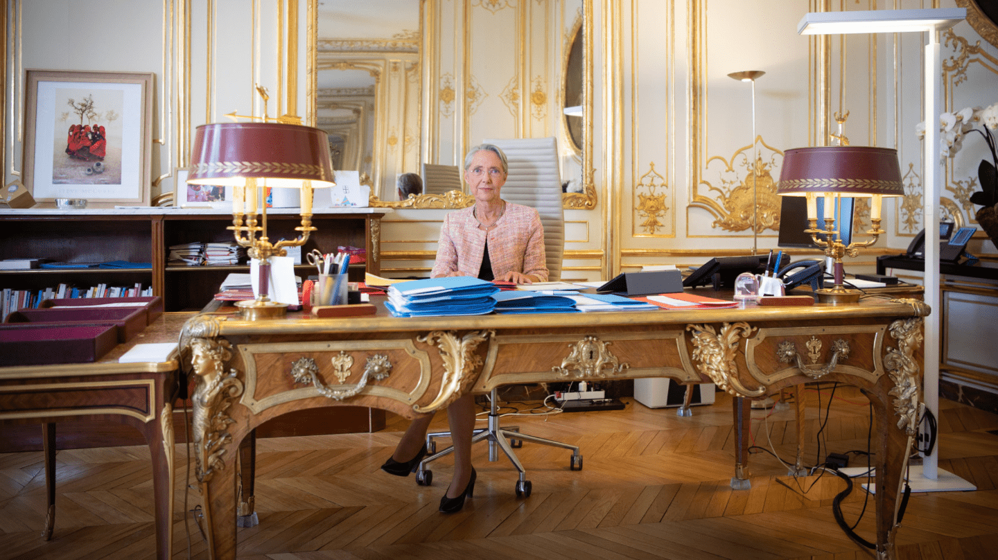 Élisabeth Borne dans son bureau de l'Hôtel de Matignon.