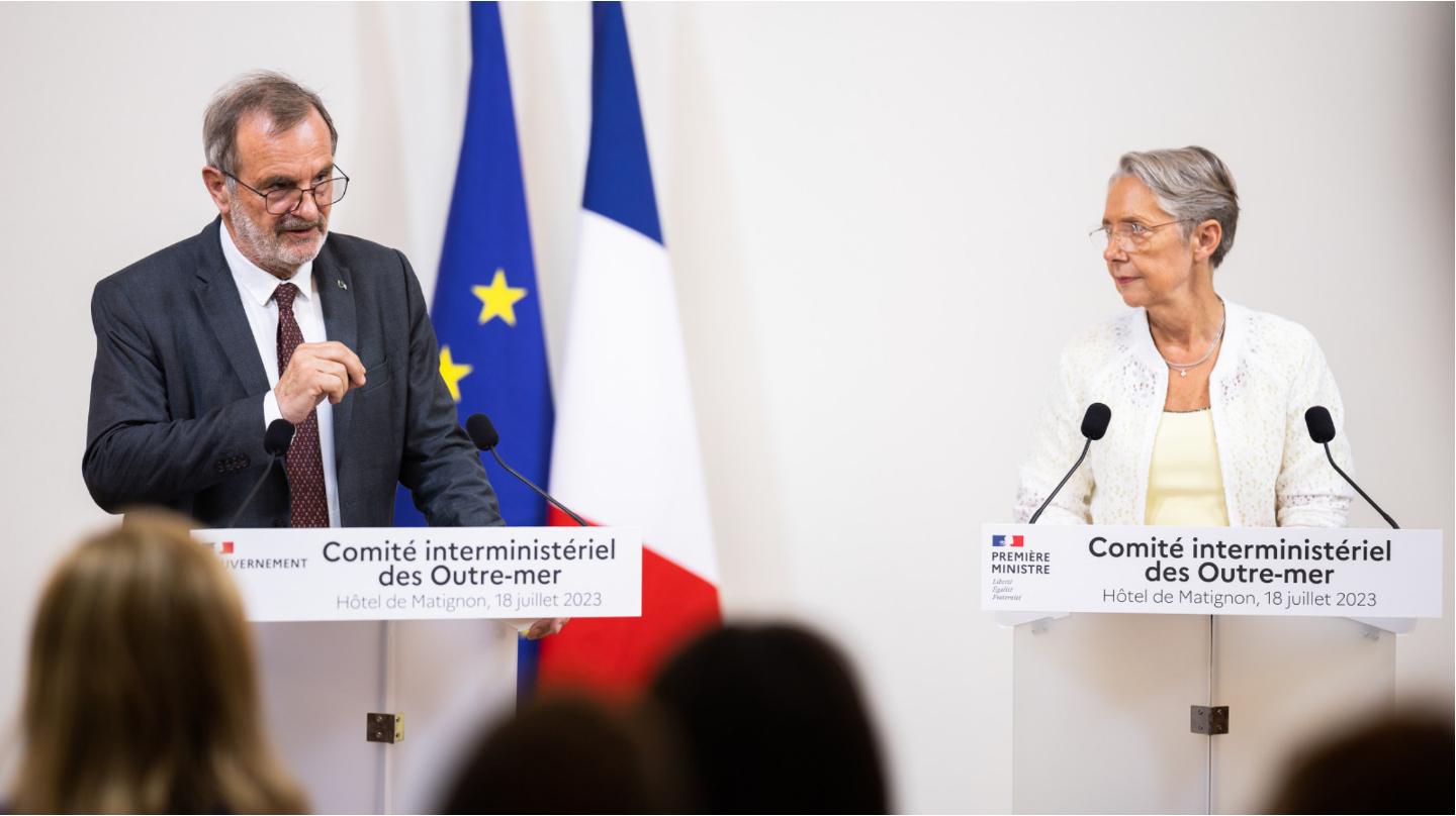 La Première ministre Élisabeth Borne et Jean-François Carenco, ministre chargé des Outre-mer, lors du Comité interministériel des Outre-mer, le 18 juillet 2023, à l'Hôtel de Matignon.