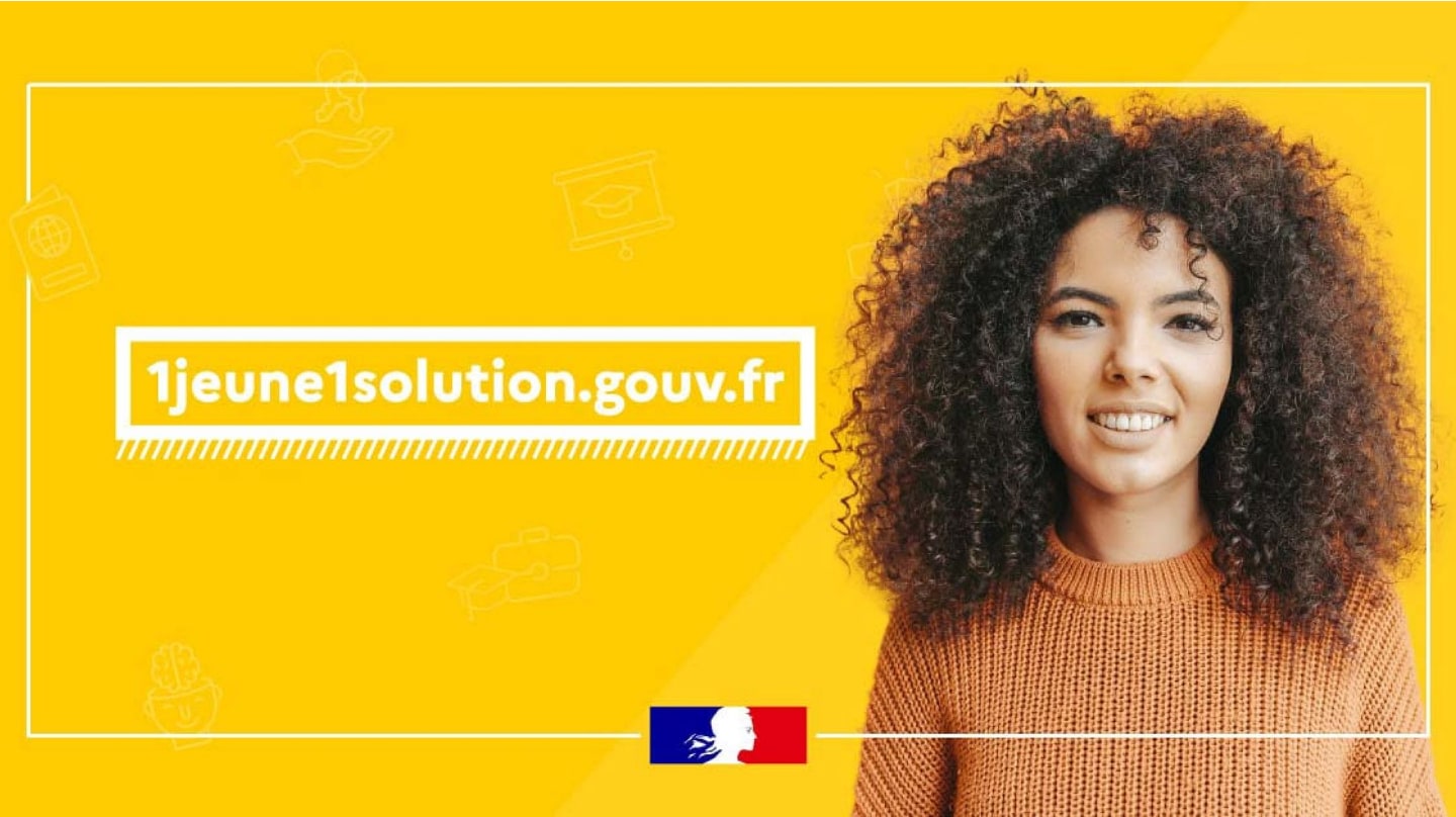 Une jeune femme aux cheveux bouclés sur fond jaune et logo 1jeune1solution