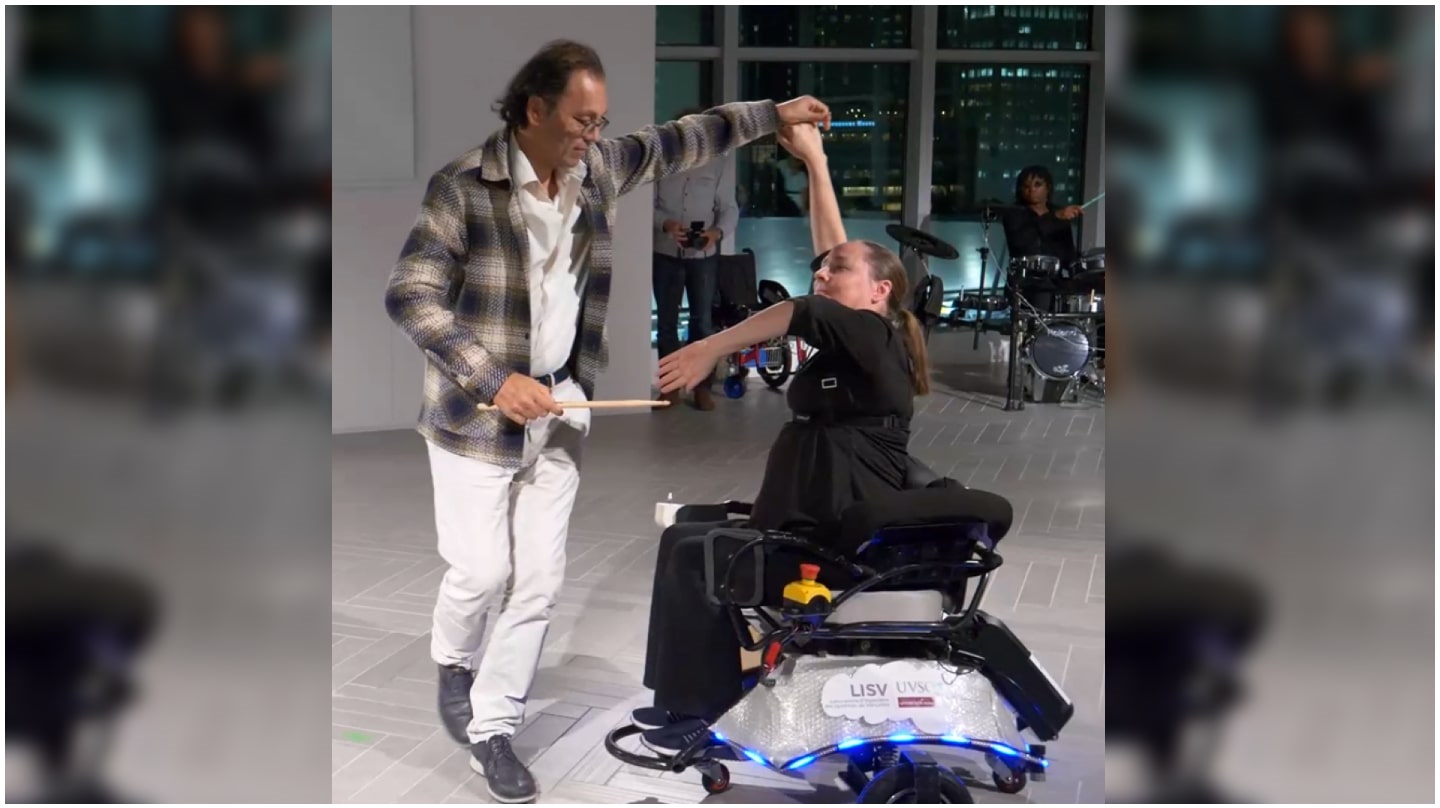 Deux personnes dansent, dont une en fauteuil électrique