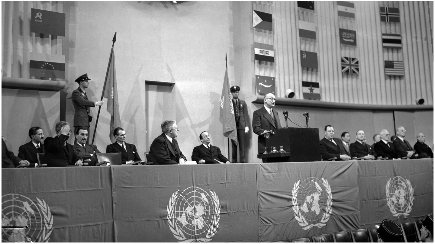 Photo prise le 24 octobre 1948 à Paris, au palais de Chaillot, où siège l'Assemblée générale de l'ONU.