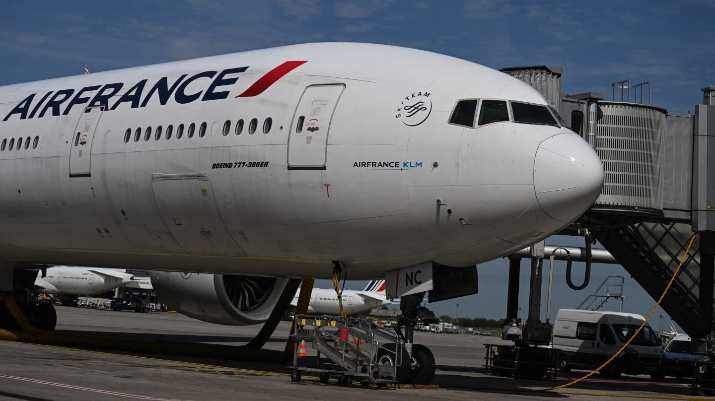 Un avion Air France sur le tarmac de l'aéroport Charles de Gaulle.
