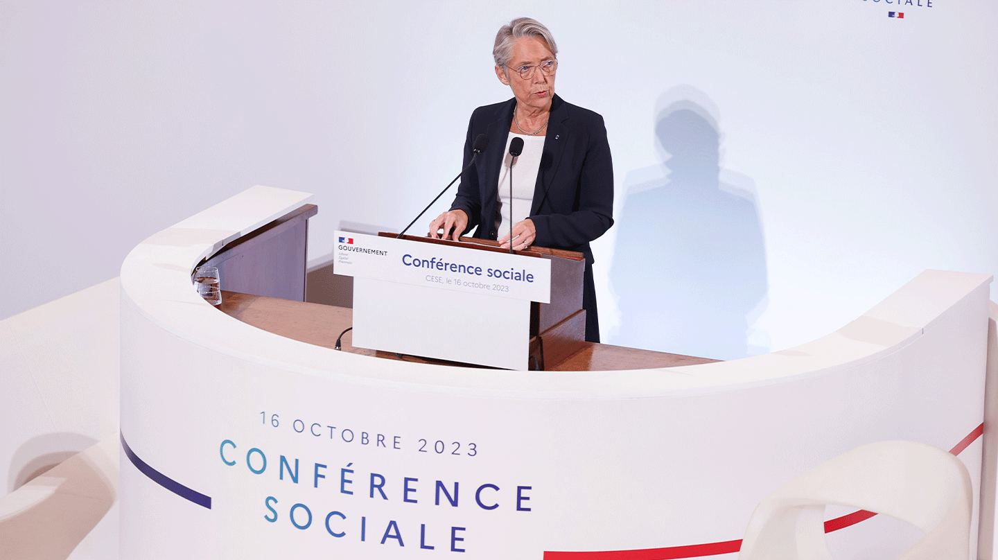 Élisabeth Borne en plein discours lors de la conférence sociale du 16 octobre 2023