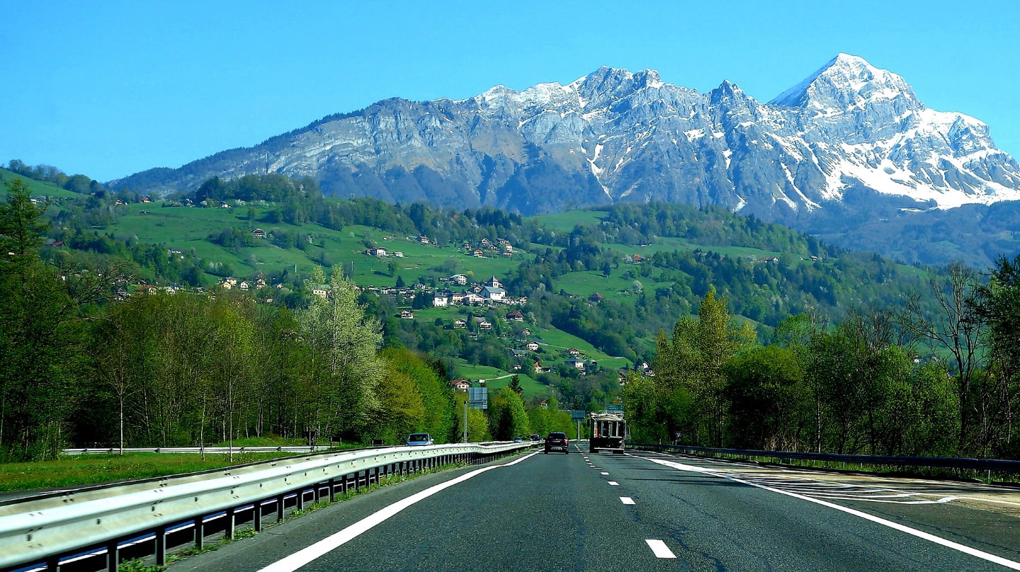 Une route avec une vue sur des montagnes.