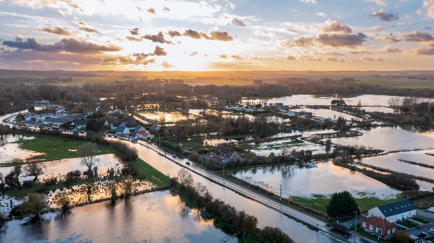 Une vue aérienne d'une plaine inondée du Pas-de-Calais autour du village de Guines.