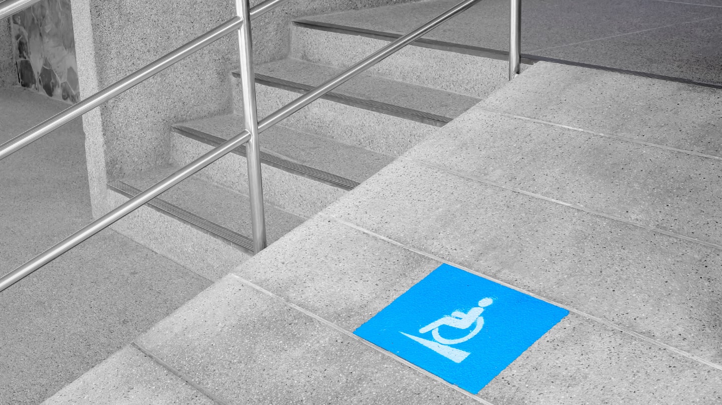 Schéma de fauteuil au sol d'une rampe d'accès.