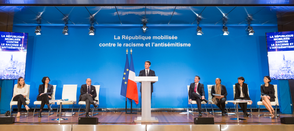 Manuel Valls présnetnatn le plan contre le racisme