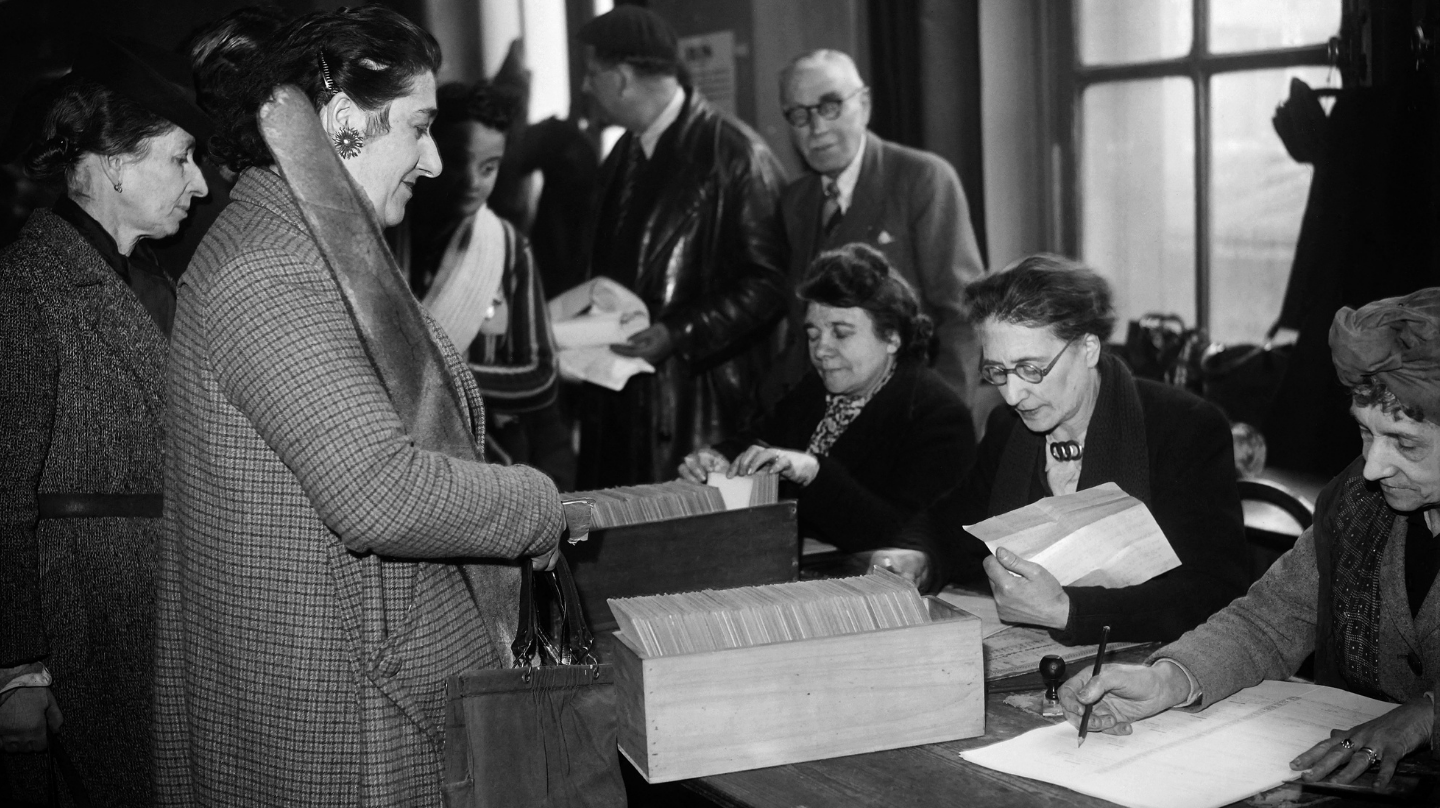 Des femmes lors du premier tour des élections municipales, le 13 mai 1945 à Paris.