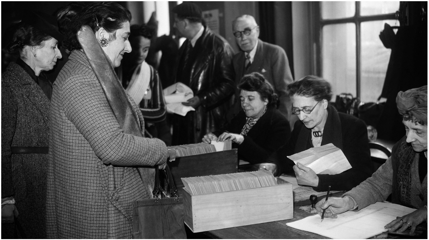 Des femmes au premier tour des élections municipales, le 13 mai 1945 à Paris.