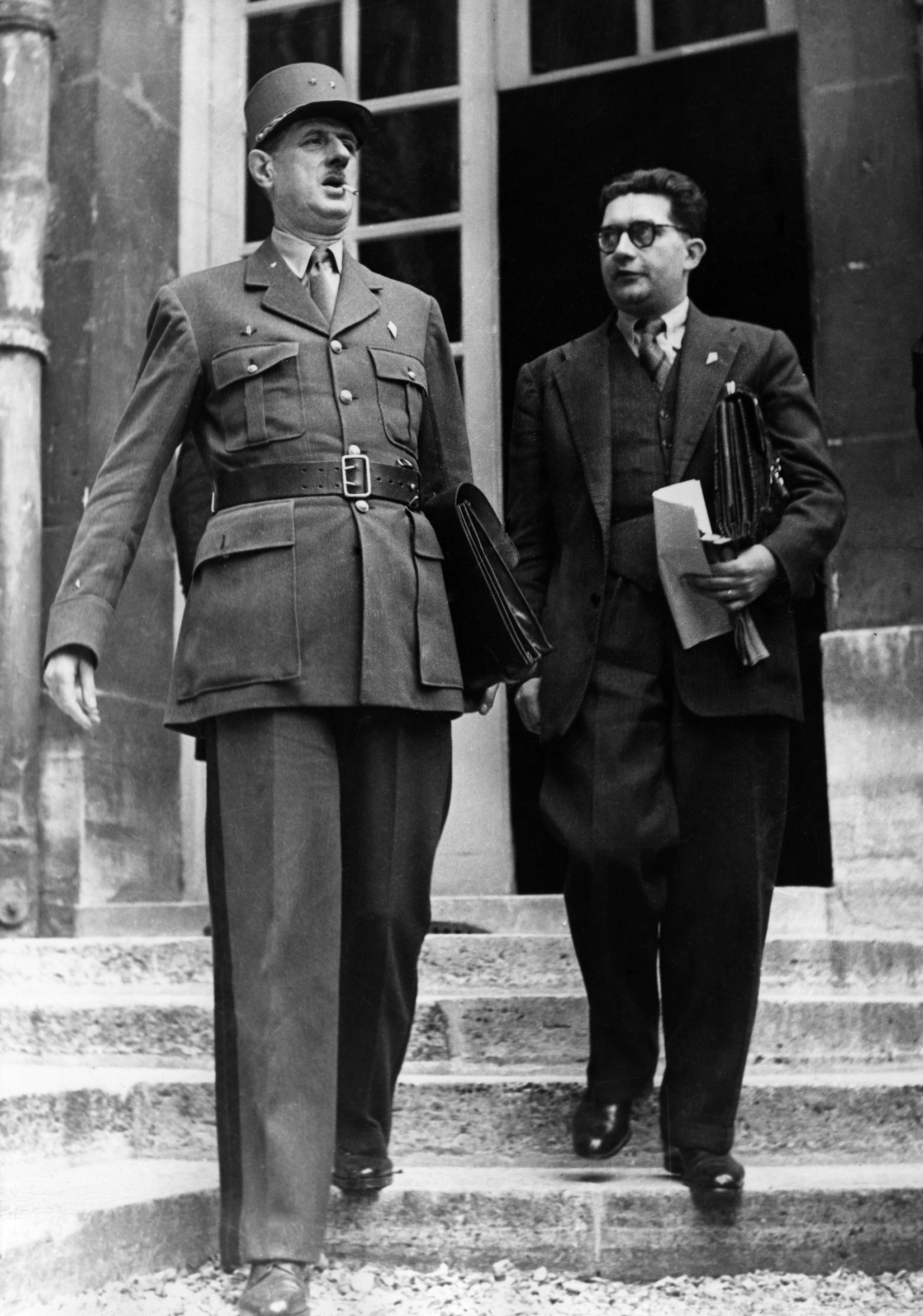 Le général de Gaulle à la sortie de l’Hôtel de Matignon avec Jacques
Soustelle, en 1945.