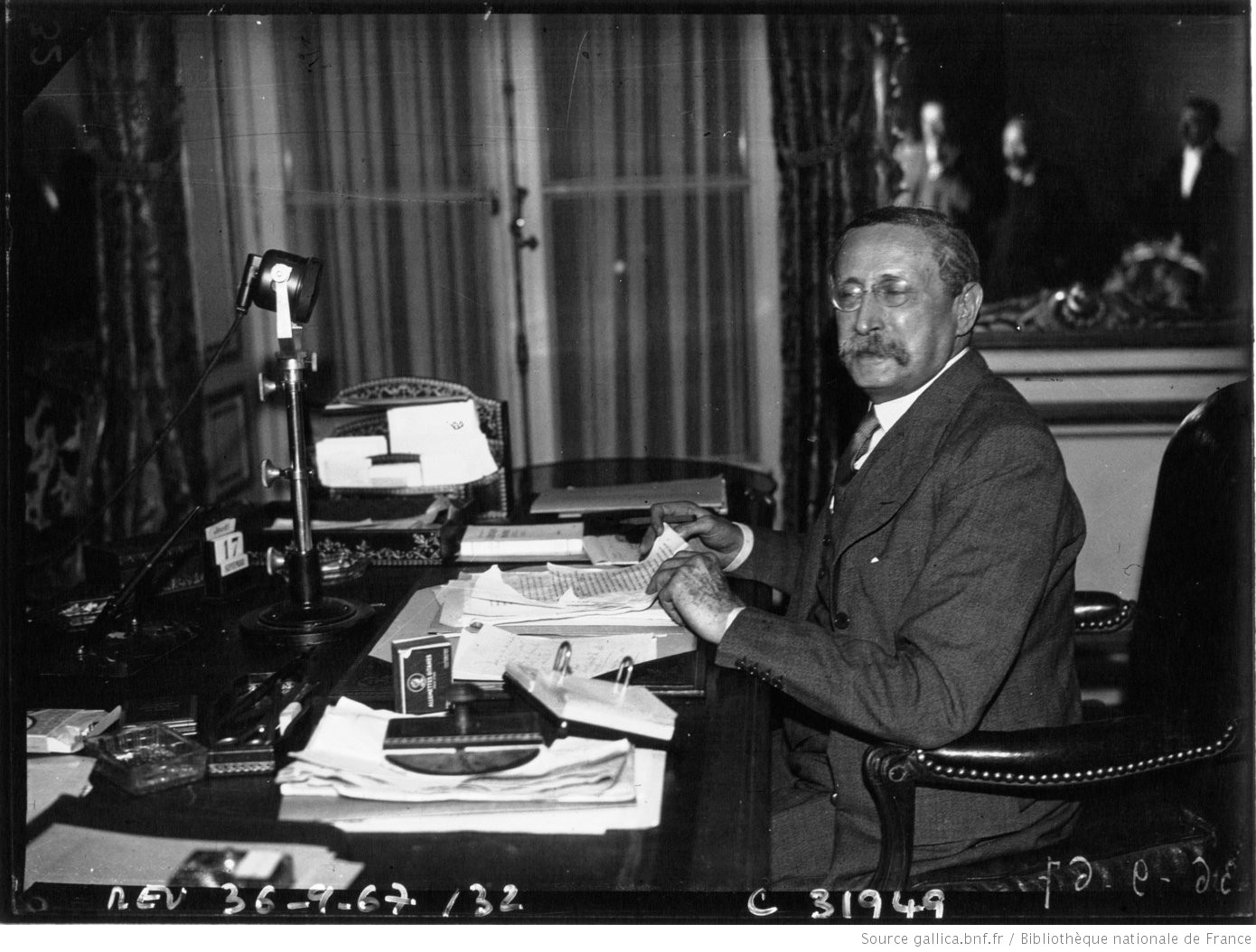 Léon Blum, à son bureau dans le salon jaune en septembre 1936.
