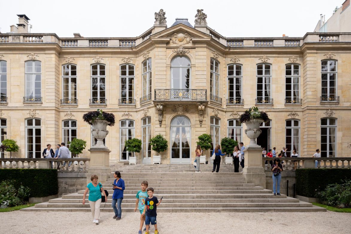 Des visiteurs de l'Hôtel de Matignon aux Journées européennes du patrimoine