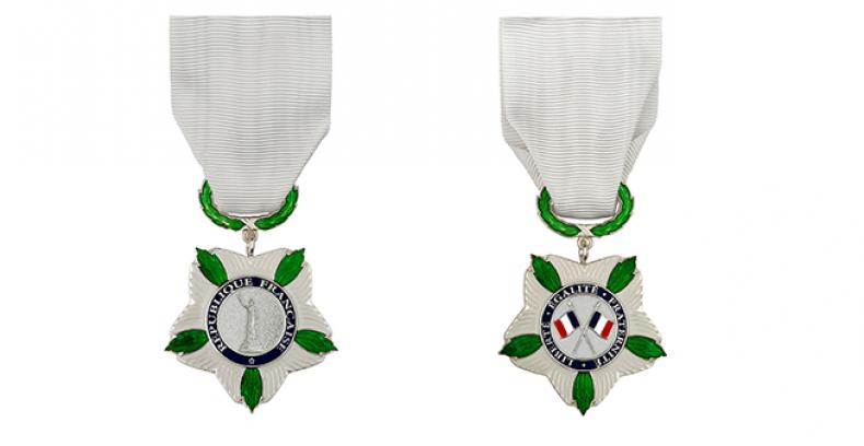 Photos des recto et verso de la Médaille nationale de reconnaissance aux victimes du terrorisme